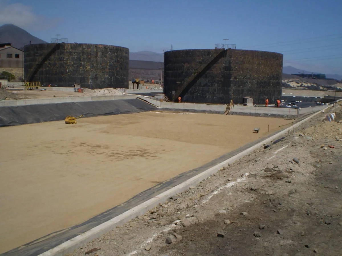 Patio de estanques impermeabilizado en la planta de Endesa en Huasco.