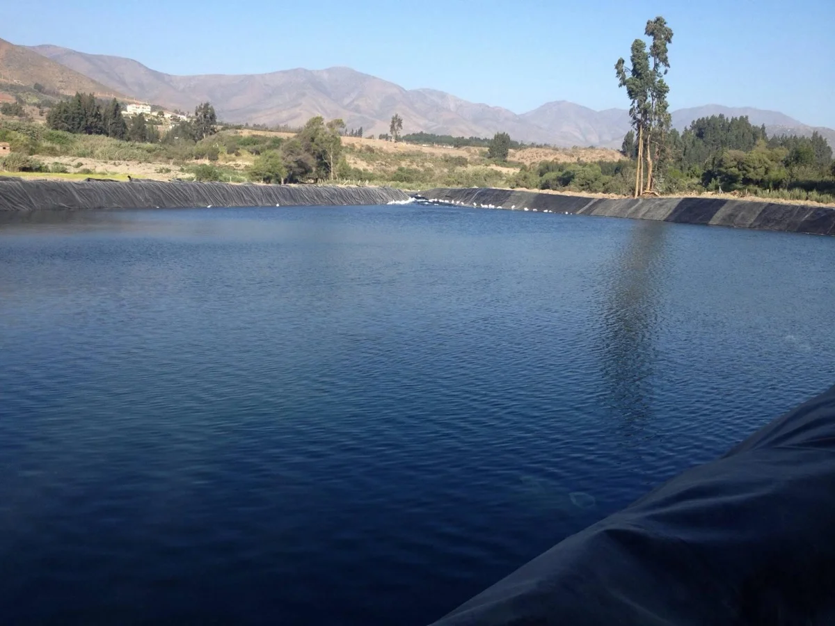 Tranque de agua revestido con geomembrana en Pan de Azúcar, Coquimbo.